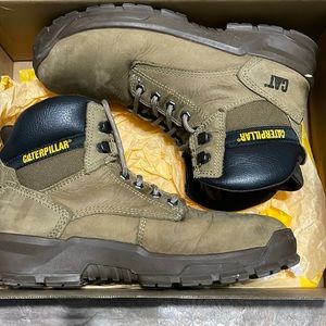 Used CATERPILLAR MOBILIZE STEEL TOE WORK BOOT. Size 9.5.